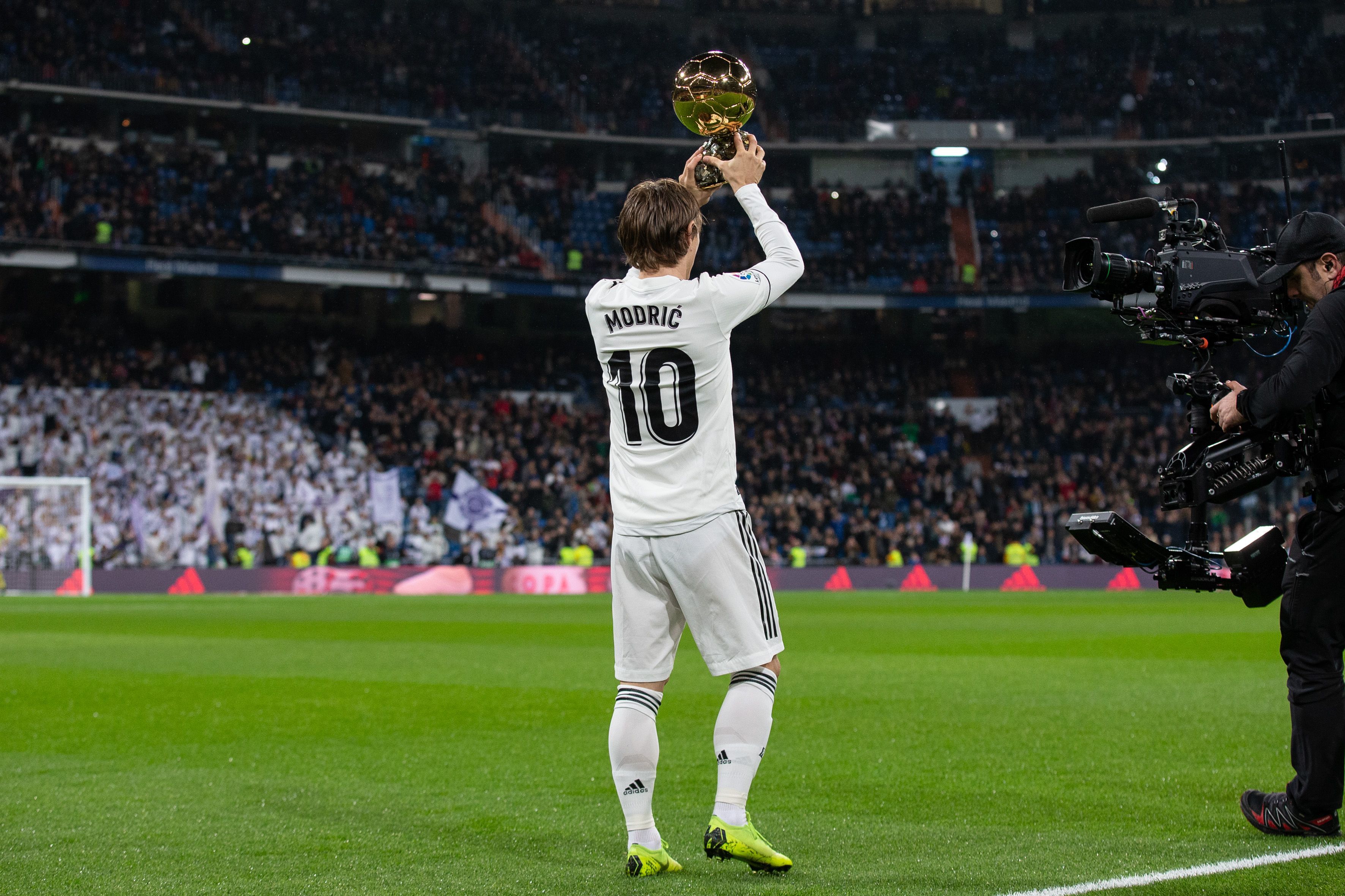 [德甲]萨内禁区前回做 格雷茨卡远程推射破门